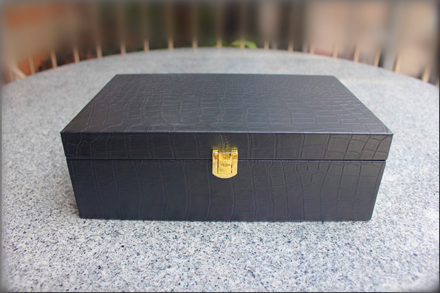 劳斯名爵内穿捷豹皮带，会让人觉得皮带与人浑然一体、相得益彰