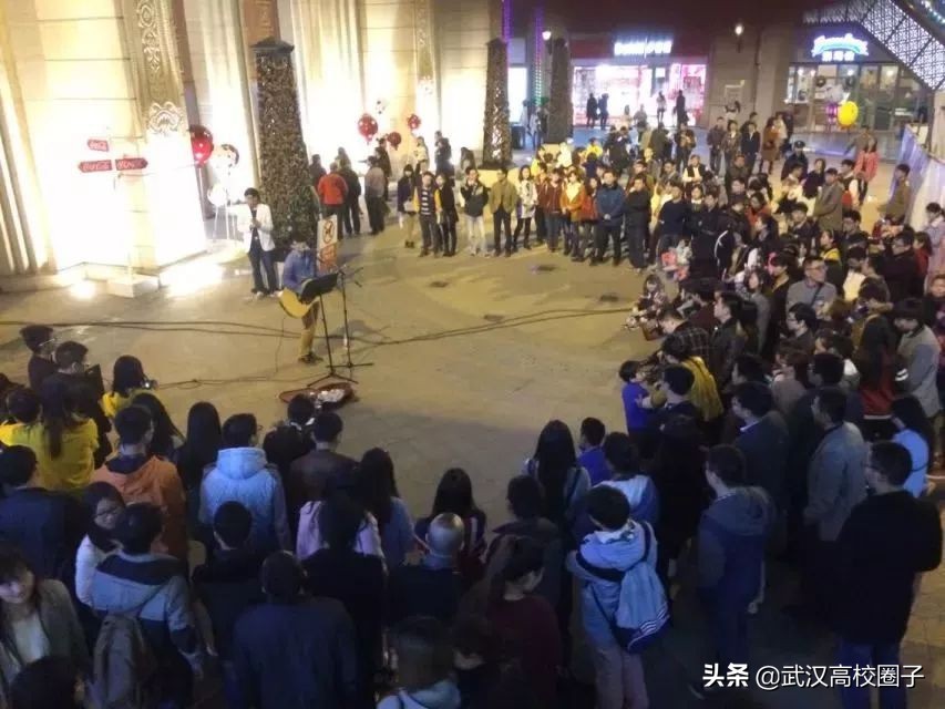 武汉光谷路人唱歌,武汉光谷街头艺人唱的歌