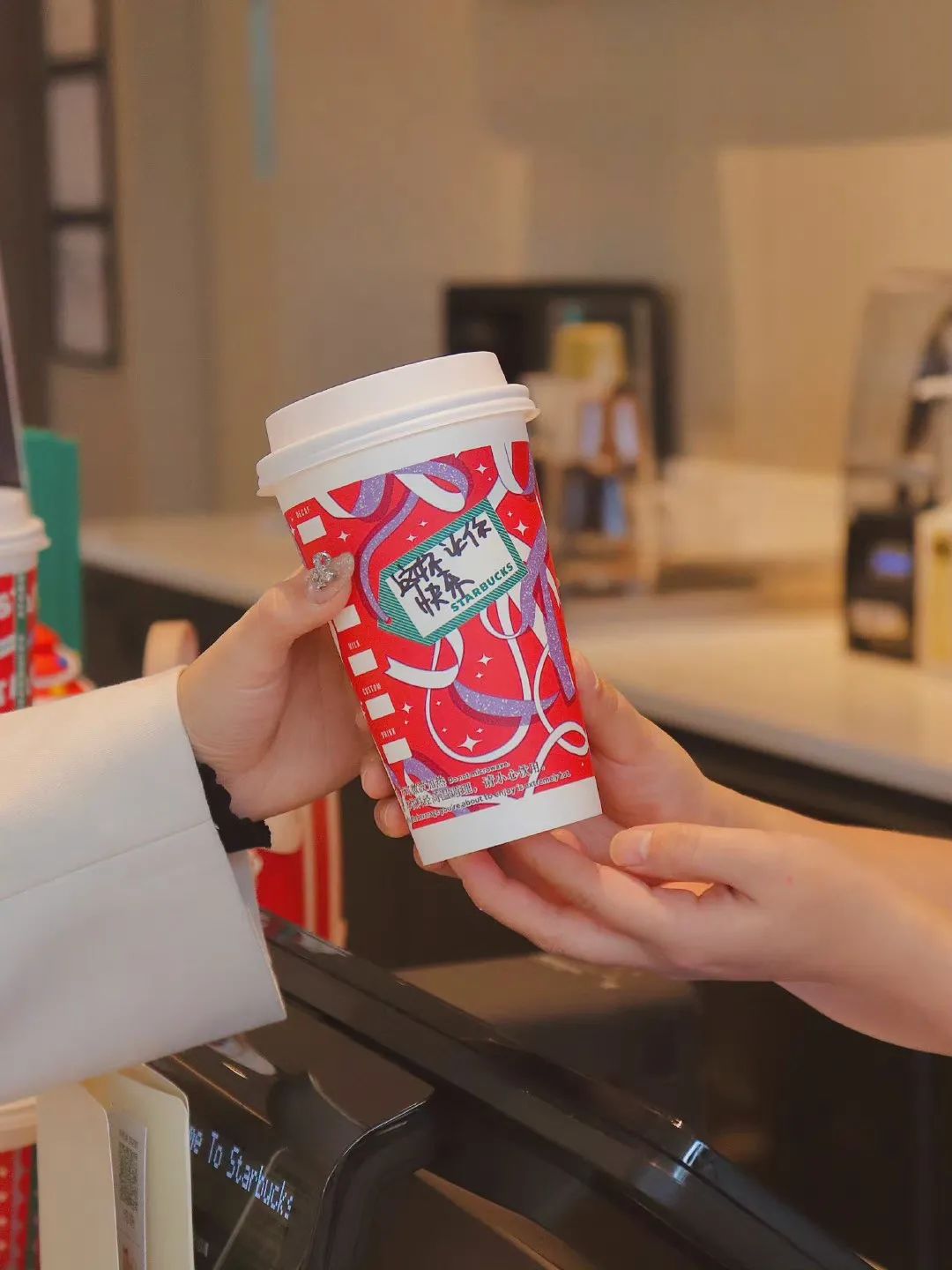 瑞幸星巴克圣诞新品,瑞幸圣诞咖啡杯包装