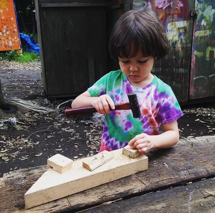 动刀抡锤，玩火涉水，这样的公园为何还能吸引那么多父母？