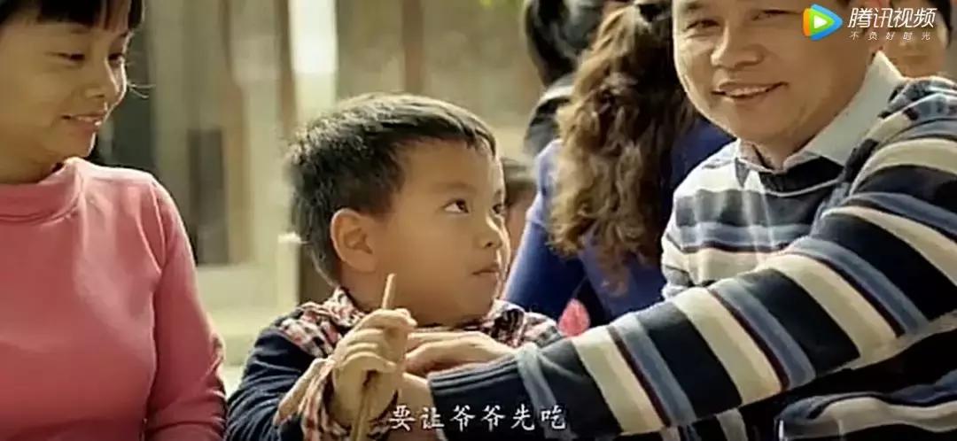 为啥别人倒茶要敲茶杯一下,为什么别人倒酒倒茶要敲两下