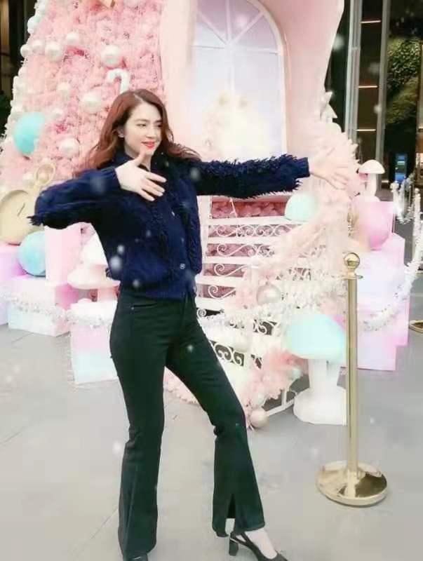 洪欣穿搭图片,49岁洪欣穿旗袍唱歌