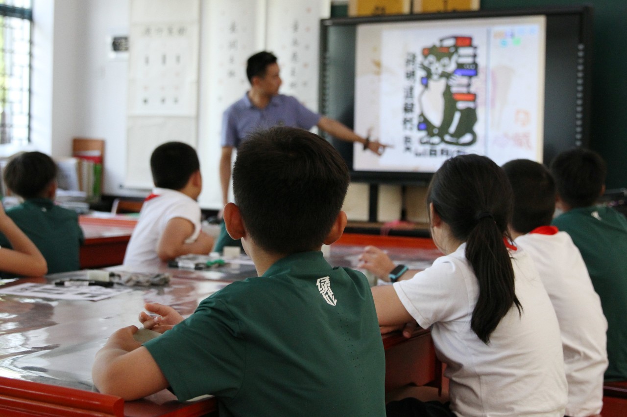 踢足球、学篆刻……绿城U9队闪现袁浦小学