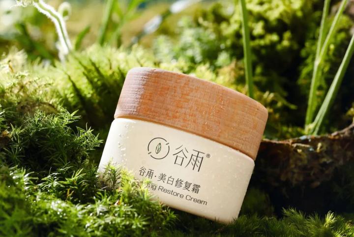 肌肤白皙的女性诱惑度比肤色黝黑的高出15.2%，变白有助于脱单