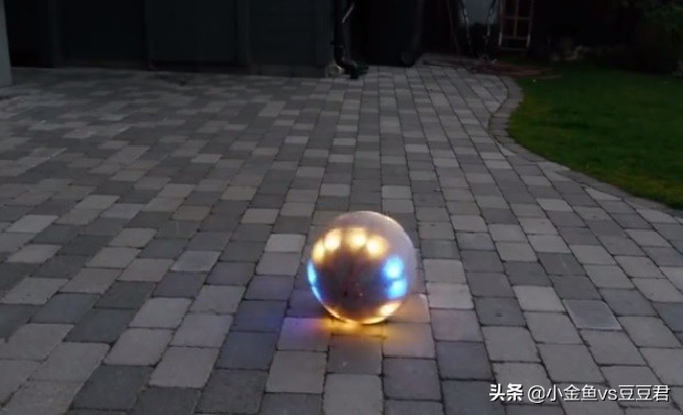 能踢球的智能机器人,能踢足球机器人