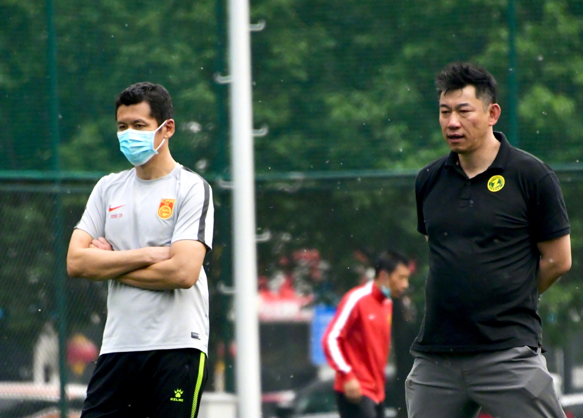 前国脚到中国足球小将训练场，球迷：裤兜揣着中华烟，你品你细品