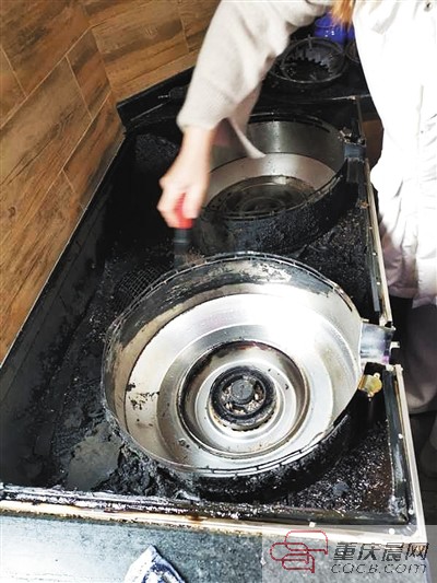 集成灶底座下面起火,集成灶一打火就放电然后就灭了