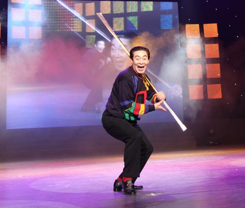 六小龄童避评周星驰,周星驰如何回应六小龄童