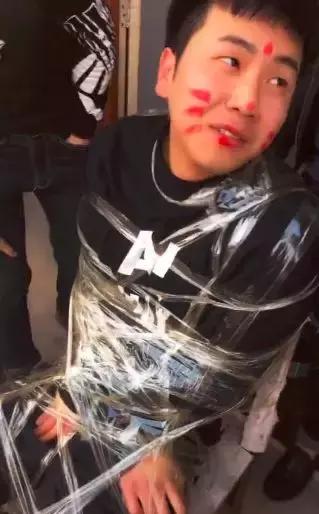 新郎接亲堵门游戏大全教程,接亲堵门游戏伴郎和新郎一起玩吗