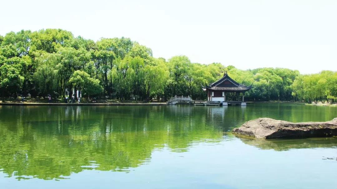 鲁迅笔下的鲁镇是什么样的地方,鲁迅小说中的鲁镇是个怎样的地方