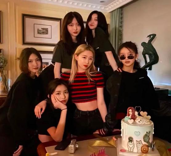 汪峰带大女儿现身,汪峰16岁大女儿坐豪华游艇度假