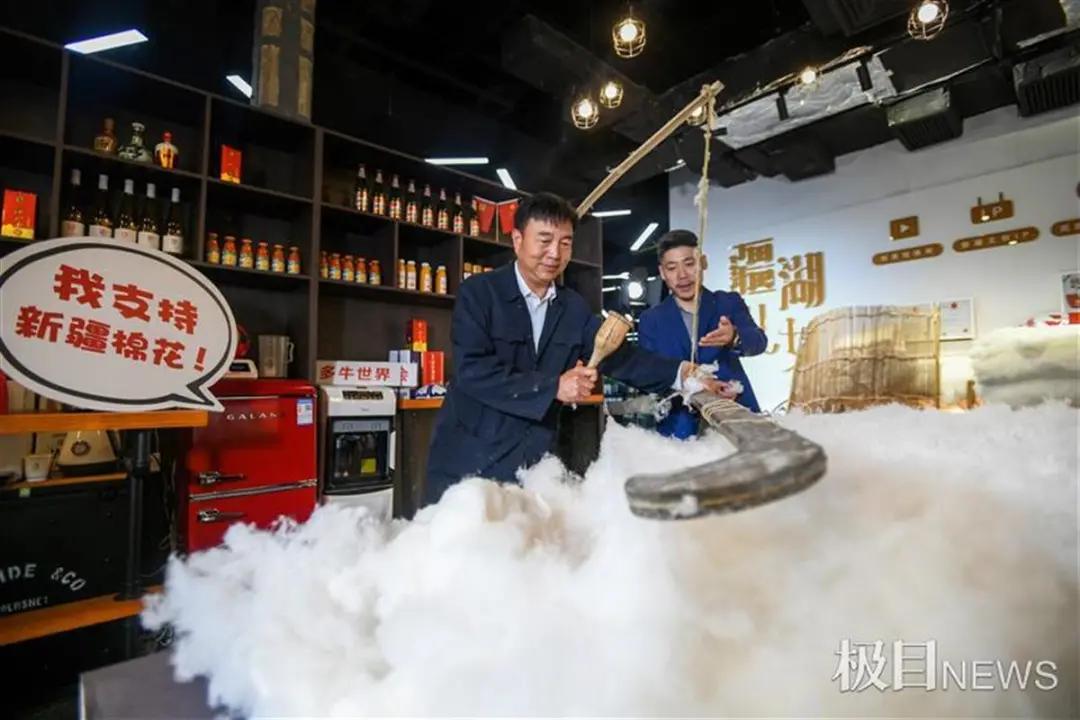 【新时代文明实践】在岸*疆新**小伙用行动为家乡棉花代言！“疆湖棉絮”公益卖，所获收益全数捐出