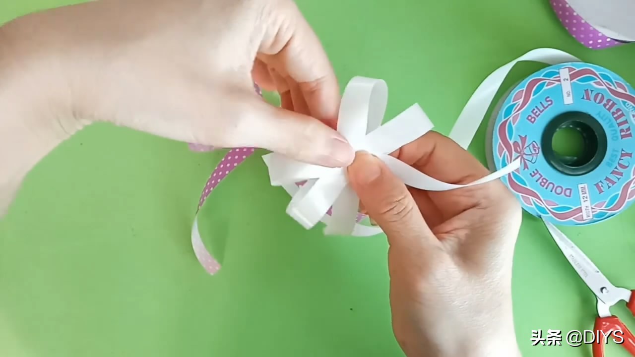 拉花彩带蝴蝶结的打法,包礼物彩带蝴蝶结的打法