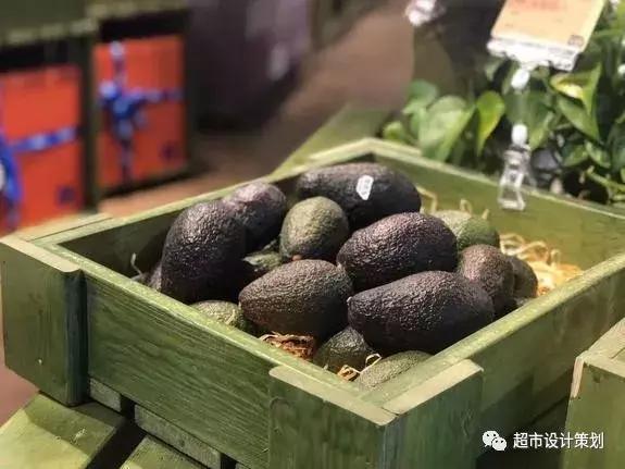 一组超市陈列图,超市肉品区陈列与摆放