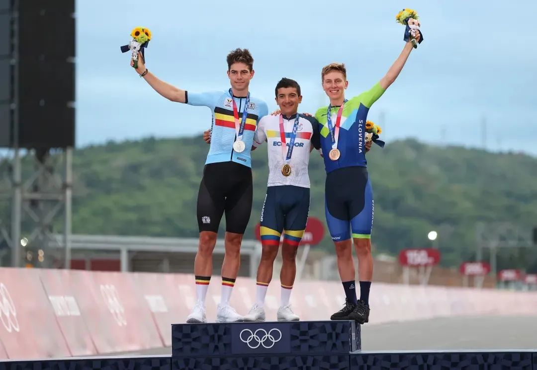 巴西足球队拒绝穿匹克运动服,巴西男足夺冠拒穿中企援助领奖服