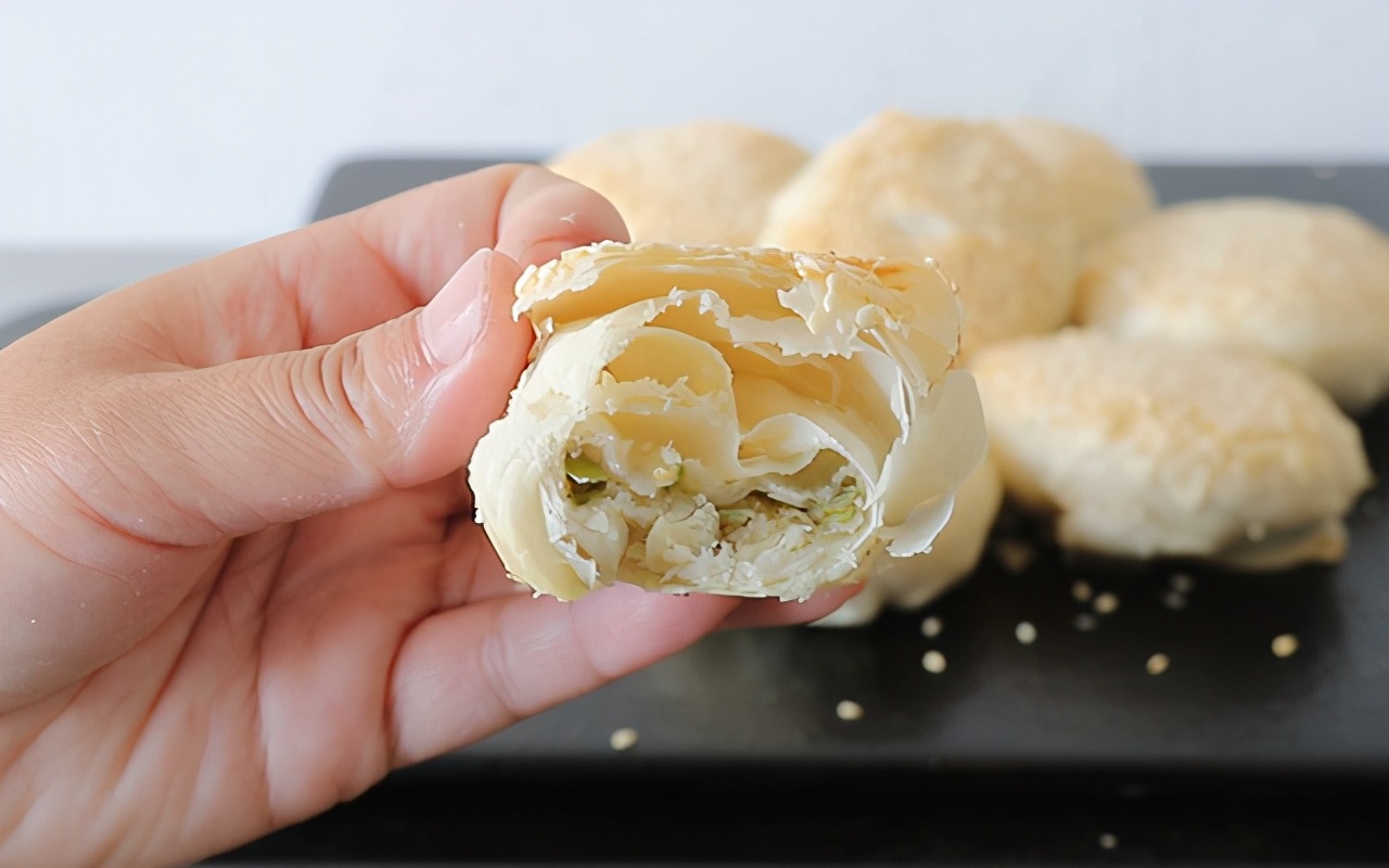 黄桥烧饼层层叠叠的一口酥香,新鲜出炉的黄桥烧饼外酥里嫩