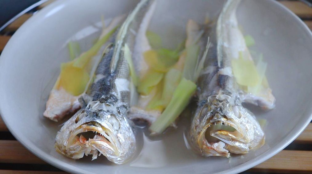 红烧黄鱼鱼肉鲜嫩不粘锅不破皮,黄鱼如何做最好吃