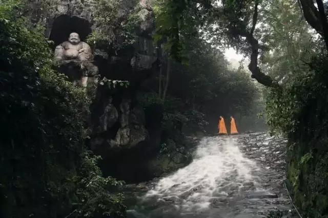 杭州灵隐寺招人火爆热搜，不用出家！当初入职90后小伙再度走红：一年半瘦20斤，8小时上班制，KPI随缘