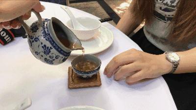 为啥别人倒茶要敲茶杯一下,为什么别人倒酒倒茶要敲两下