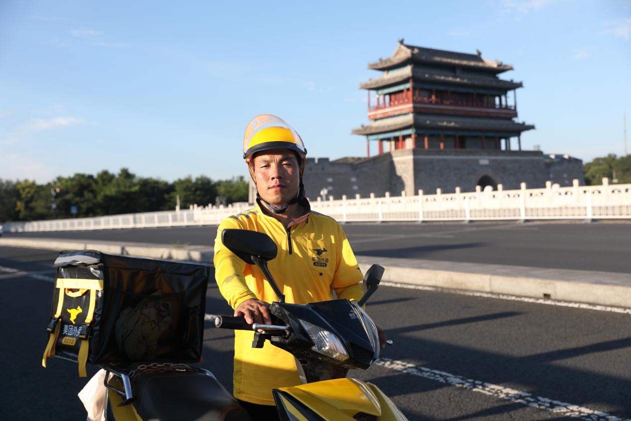 失业汽配检修员欠下数万债款，做上美团骑手单王养家还债