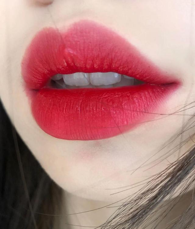 迪奥999最新款正红色,mac小辣椒和迪奥999哪个值得买