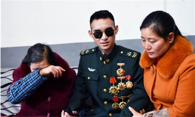 2019年八一勋章杜富国,杜富国颁发奖章全过程