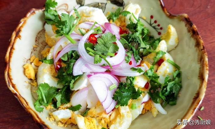 入夏后，少吃猪肉多吃鸡蛋，营养全面易消化，加酱油拌一拌，真香