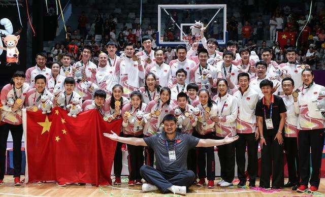 日本男篮比国足还狠！2混血2归化1本土组史上最强5虎，男篮小心了