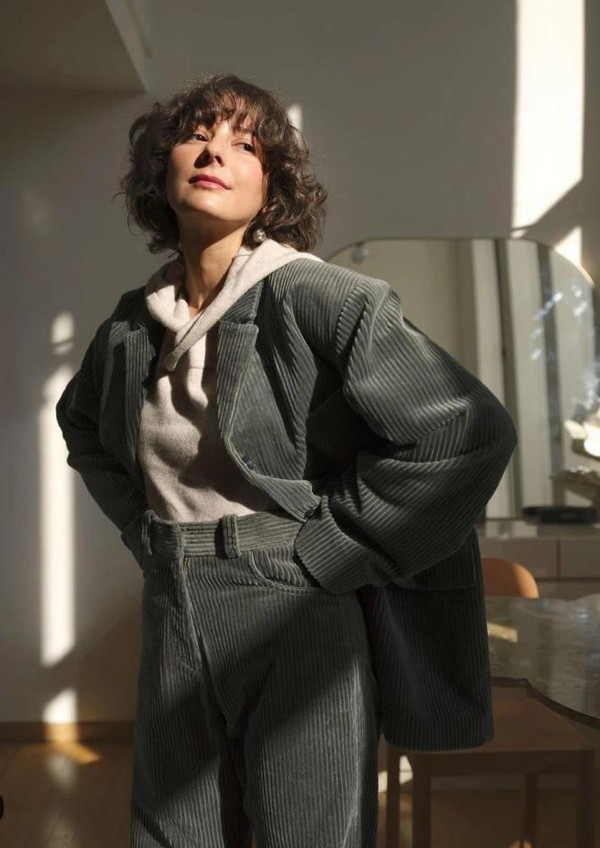 卫衣这样穿减龄休闲感无人能敌,早春卫衣怎么穿靓丽减龄又温暖