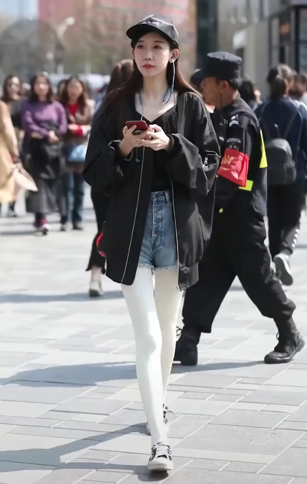 千万要避开的搭配：热裤＋“牛奶袜”，走哪都是焦点却辣眼睛！