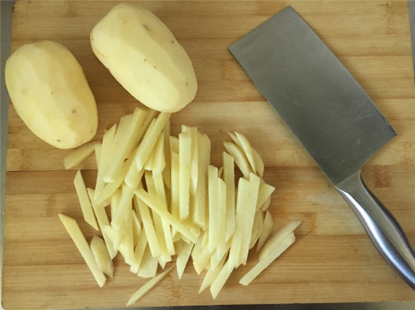 在家自制薯条比买的还要酥脆爽口,如何把薯条做得像肯德基一样好吃