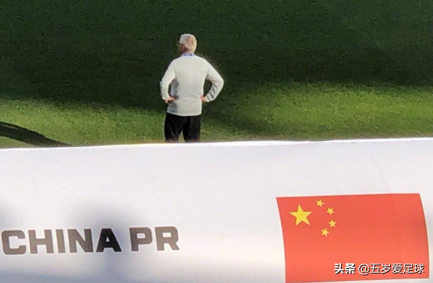 对方进球中国队球员跪地哭了,里皮神奇换人自我救赎完整视频