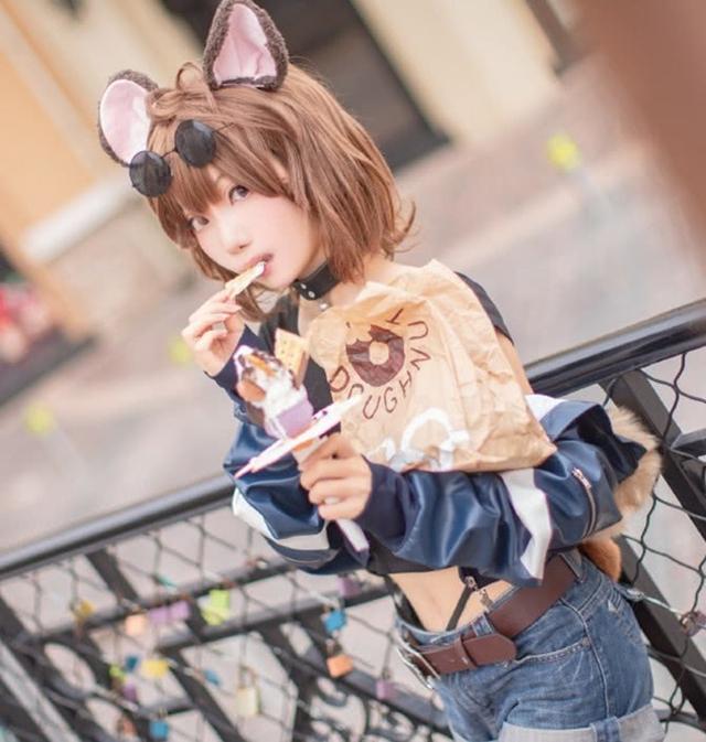 这个萝莉把“毒汁袜”穿至半腿，腿太细了