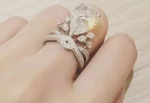 大多数明星的婚戒都是钻石鸽子蛋,女明星穿的婚纱和戒指