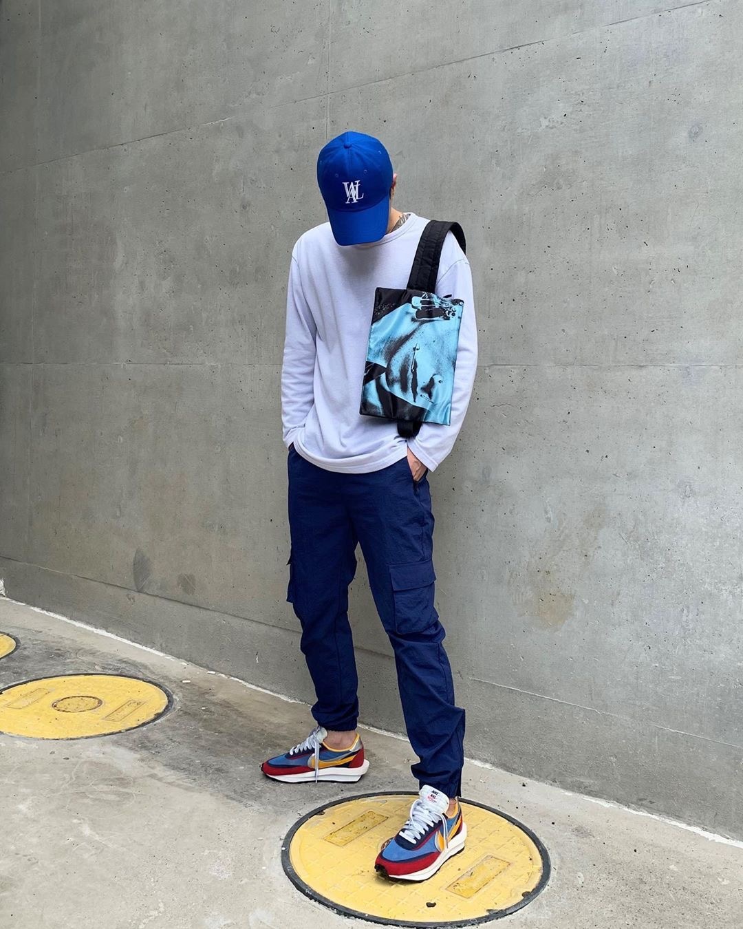 还在穿阔腿裤的你可能不知道，时髦精都悄悄穿起了束脚裤和背带裤