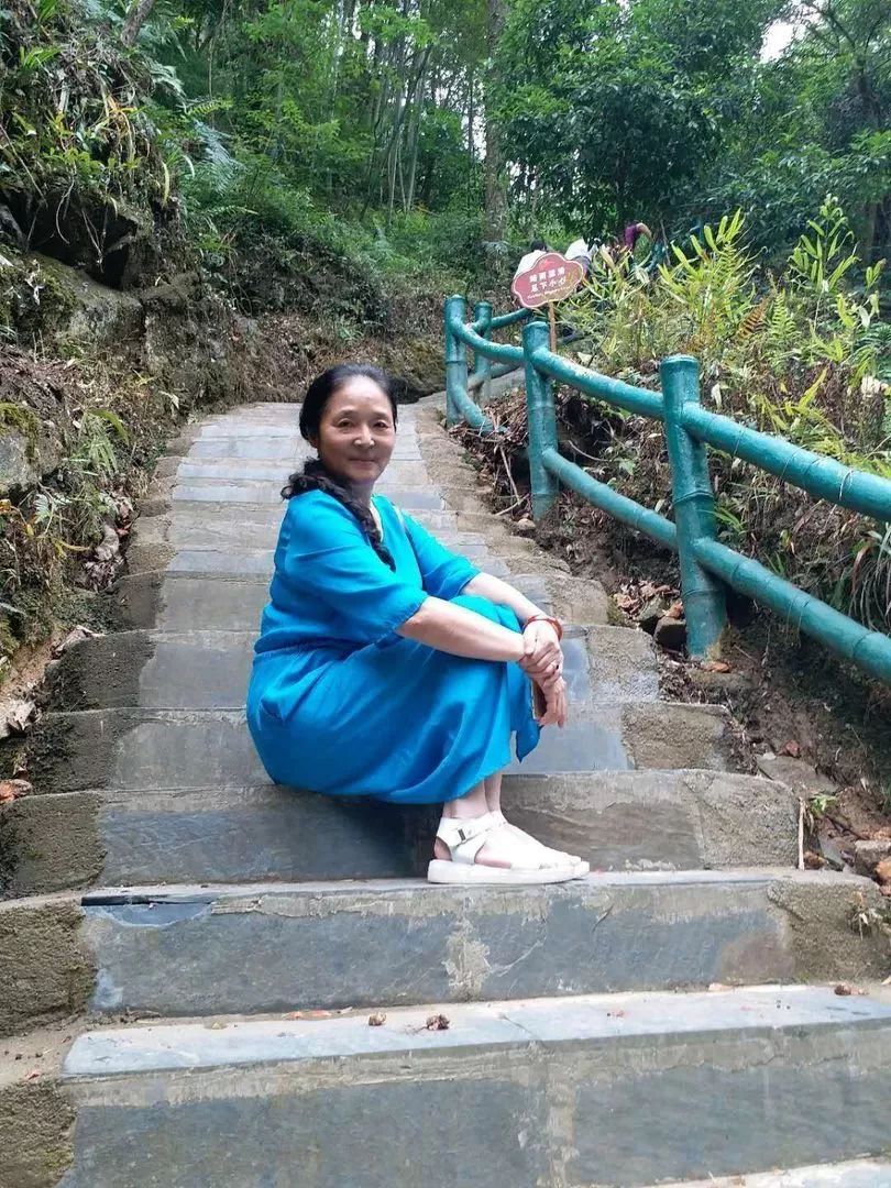 中国大妈旅游标配动作合集,中国大妈旅游拍摄姿势