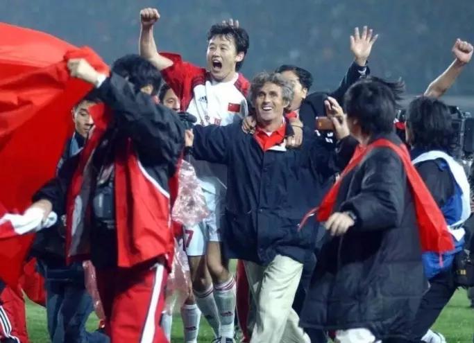 中国足球下一场比赛在哪里,中国足球球迷万人空巷