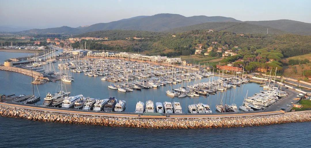 意大利——斯卡尔利诺海滨码头和帆船俱乐部