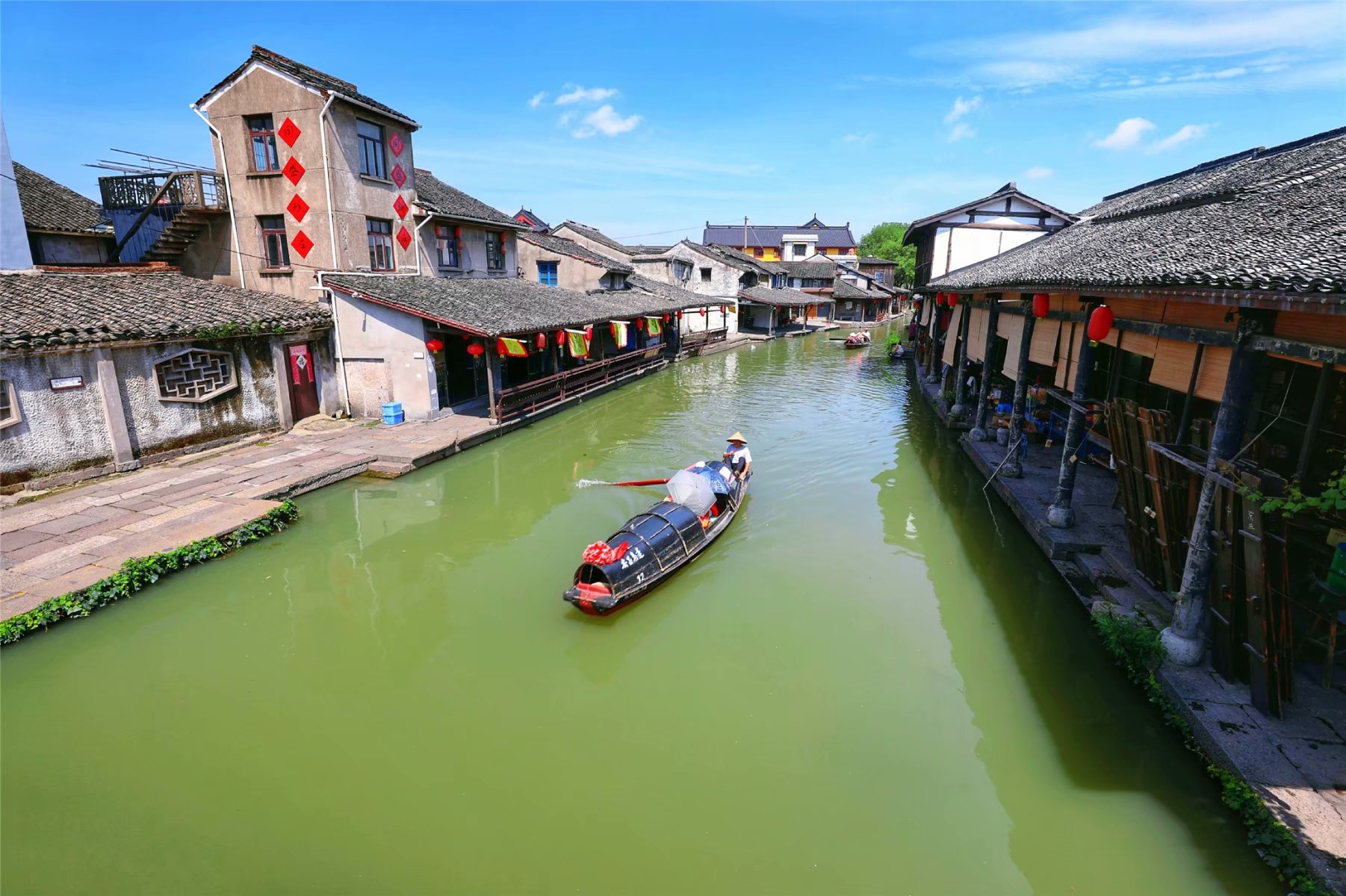 这座古镇因腊肠而闻名遐迩，同时也是绍兴师爷的故乡