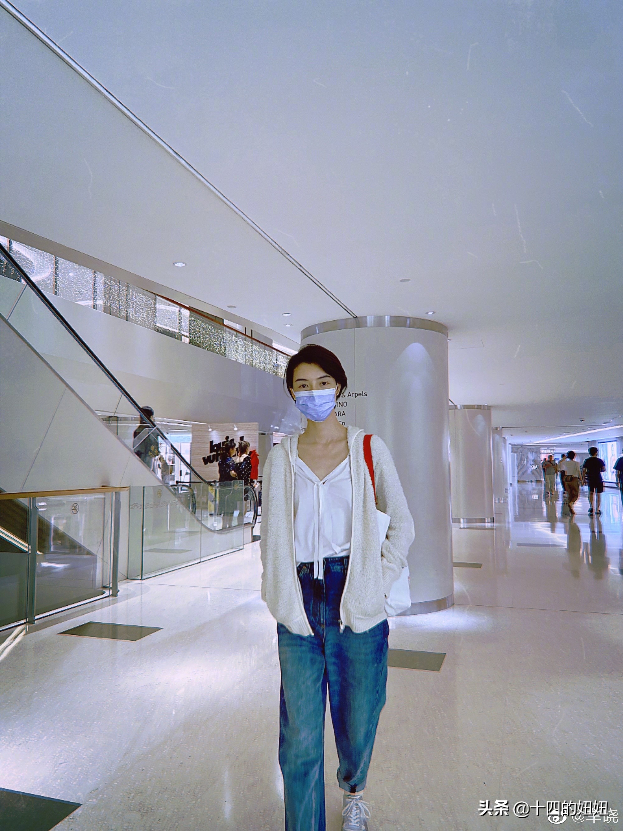 车晓穿毛衣,车晓戴着口罩