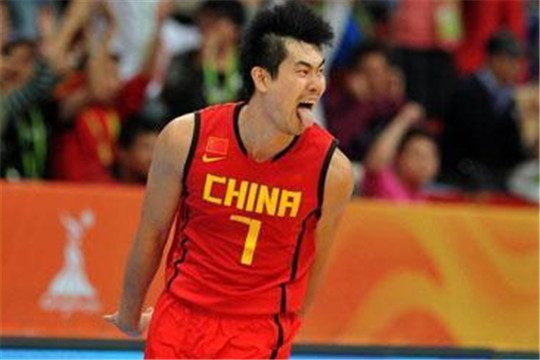 为男足打气！男篮对决伊朗五大瞬间：姚明吊打大帝阿联霸气隔扣