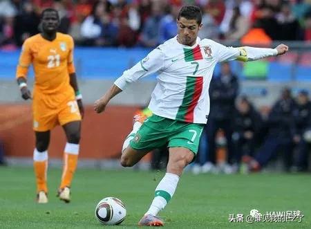 足球正脚背射门支撑脚站位,足球脚弓推射与脚内侧踢球的区别