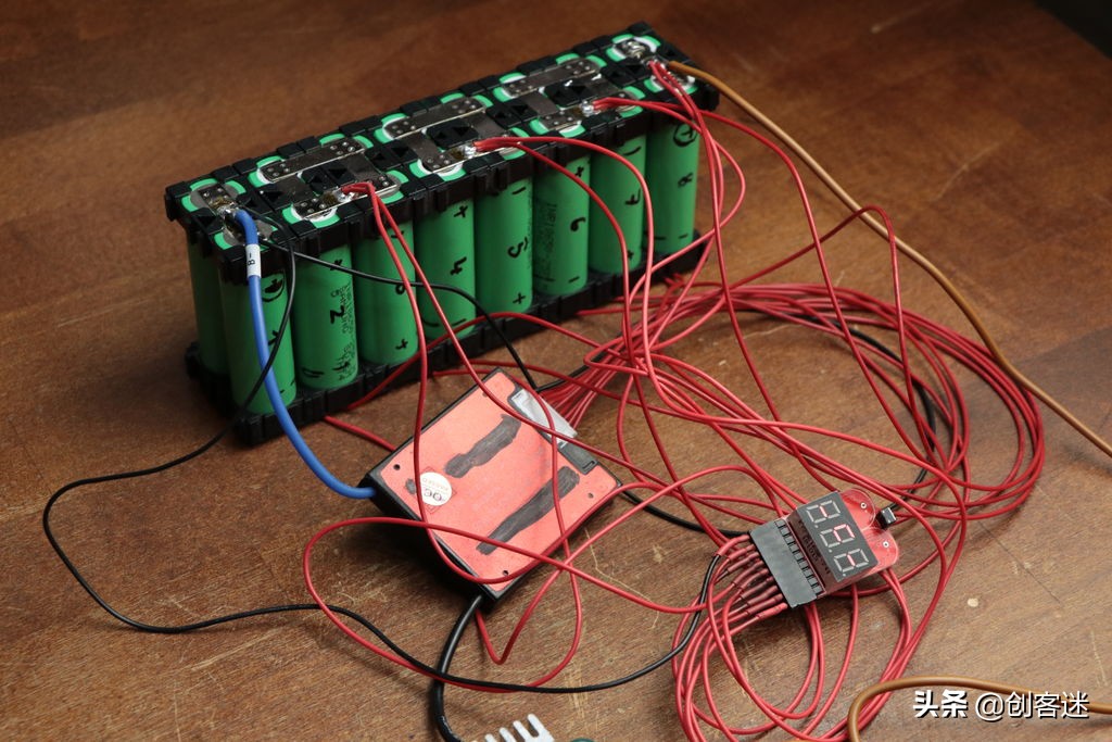 怎么用手机做笔记本电脑的电源,自制移动电源可以给笔记本充电