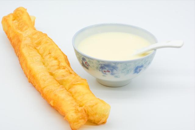 鸡蛋牛奶豆浆哪个营养价值更高,油条配牛奶还是豆浆好