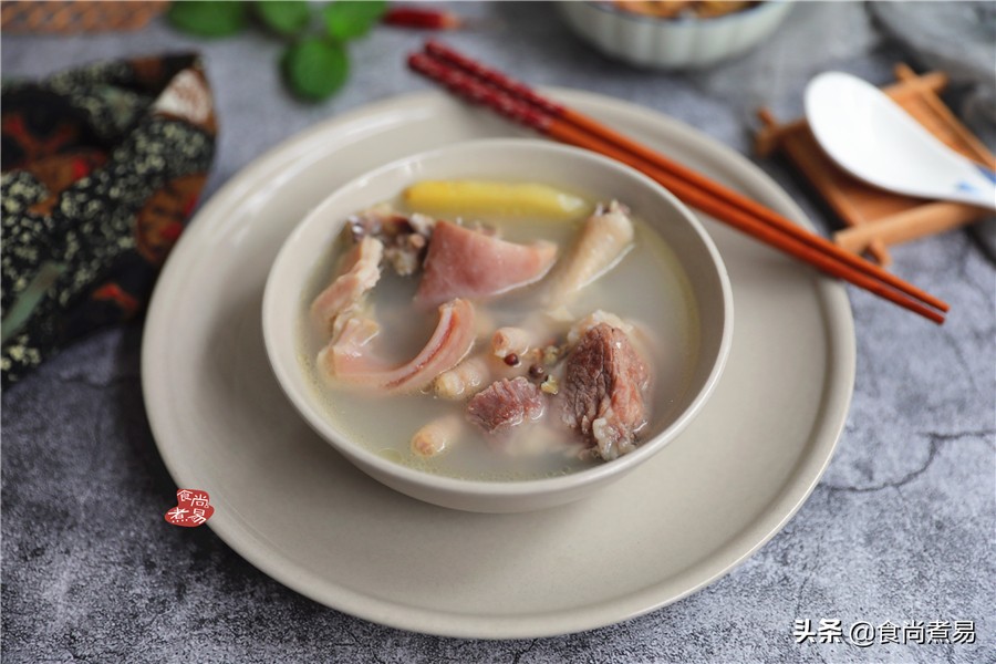 老妈炖的猪肚很好吃,老妈在做猪肚鸡