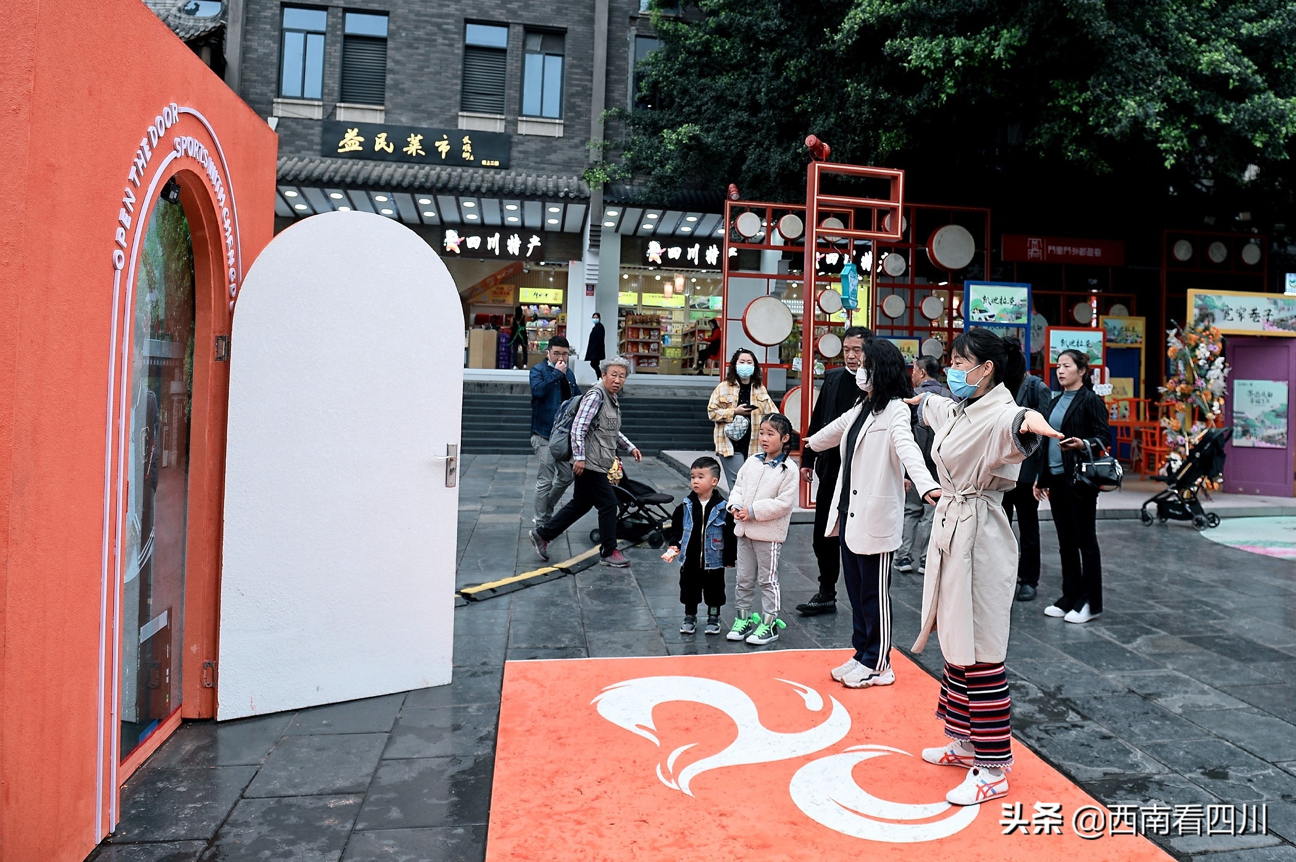 街头惊现任意门,成都街头惊现另类路人