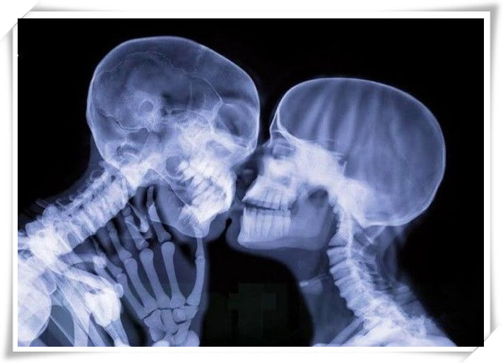 握手、亲吻、喝水、高跟鞋！X射线下人体的样子是啥样？