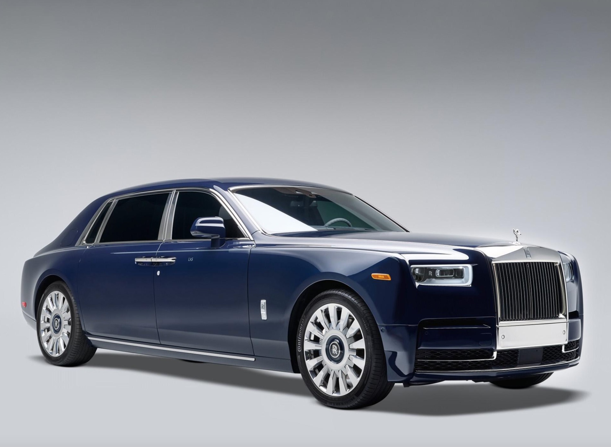 又一行政级豪车，配V12发动机、星空车顶、吧台、酒柜，要啥有啥