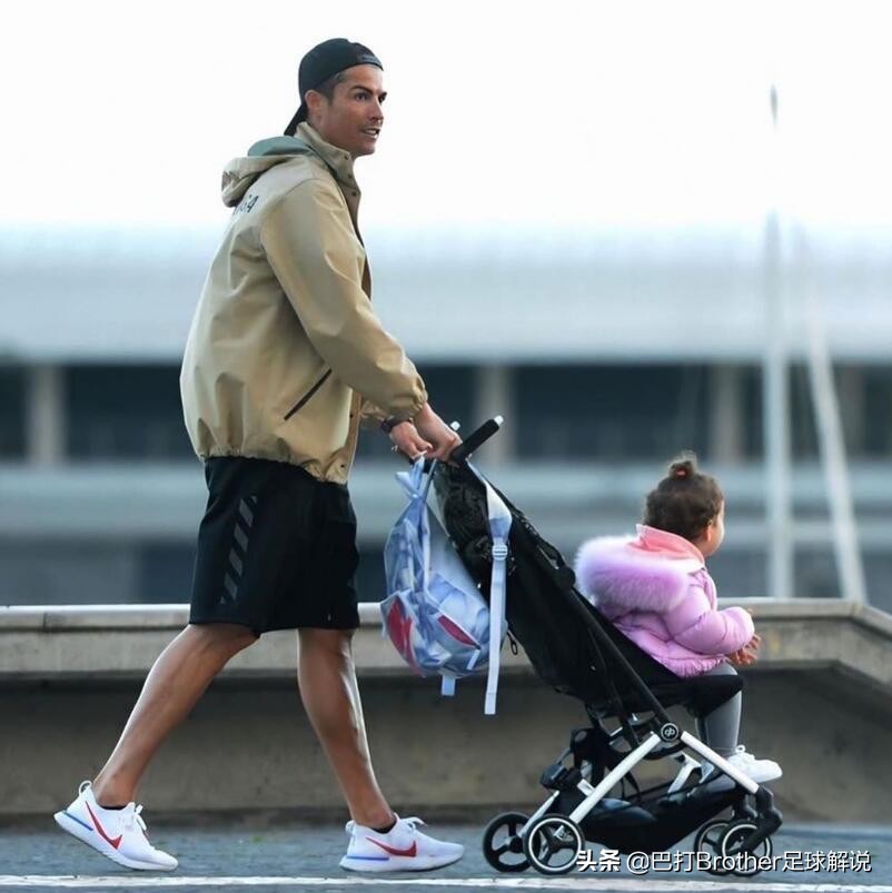 没闲着！C罗乔治娜遛娃细节力证非逃兵，家中隔离有了俩新工作