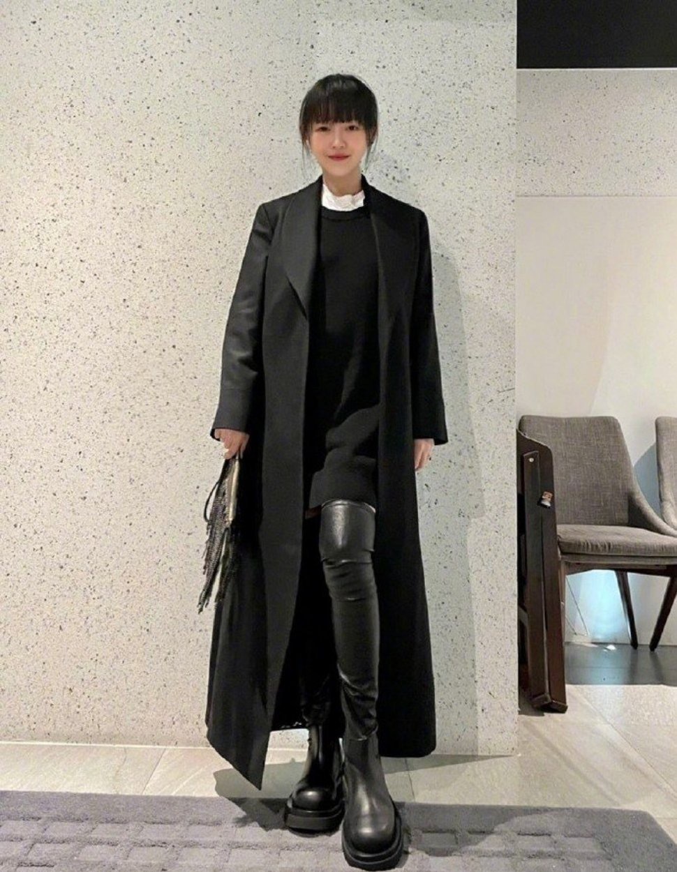 张俪穿西装外套内搭衬衫贝雷帽,张俪穿一身黑色look帅气洒脱
